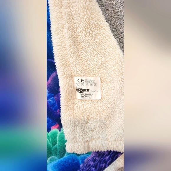 Disney Finding Dory, Plush blanket, Disney Cruise Line exclusive, about 5ftx4ft - Picture 4 of 4